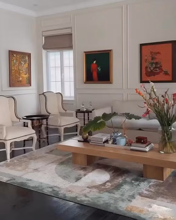 Năm nay, cô tiếp tục chia sẻ hình ảnh phòng khách được bày biện tinh tế với những bình hoa tươi thắm, tạo nên sự kết hợp hài hòa giữa truyền thống và hiện đại. Ảnh: FBNV