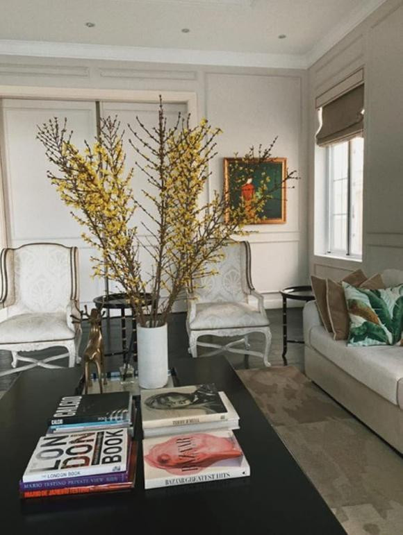 Không chỉ chú trọng đến việc cắm hoa, Tăng Thanh Hà còn tỉ mỉ trong việc bày biện các vật dụng trang trí khác, tạo nên không gian ấm áp và gần gũi cho gia đình trong những ngày Tết. Ảnh: FBNV