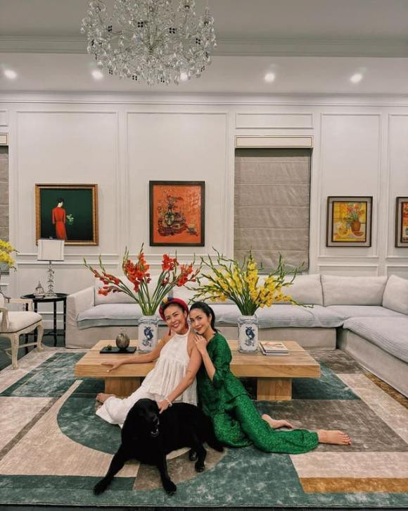 Trong số các loại hoa được lựa chọn, hoa lay ơn nhiều màu sắc luôn chiếm vị trí đặc biệt trong trang trí Tết của Tăng Thanh Hà. Ảnh: FBNV