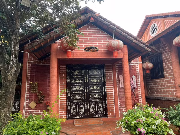 Không qua bất kỳ trường lớp nào về kiến trúc xây dựng nhưng nghệ nhân đã tự thiết kế bản vẽ xây dựng ngôi nhà và sáng tác những hoa văn đầy tính nghệ thuật trên mỗi cây cột, cây kèo.. Ảnh: Người lao động