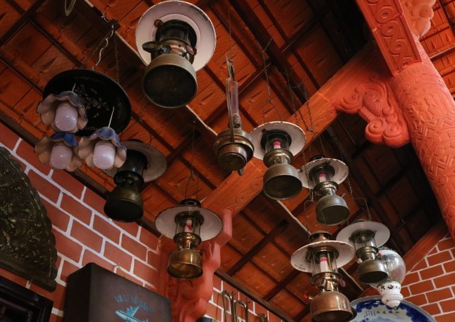 Ấn tượng nhất là bộ sưu tập đèn cổ từ đèn dầu, đèn khí đá cho đến đèn măng xông đủ loại kiểu dáng. Ảnh: Tiền phong