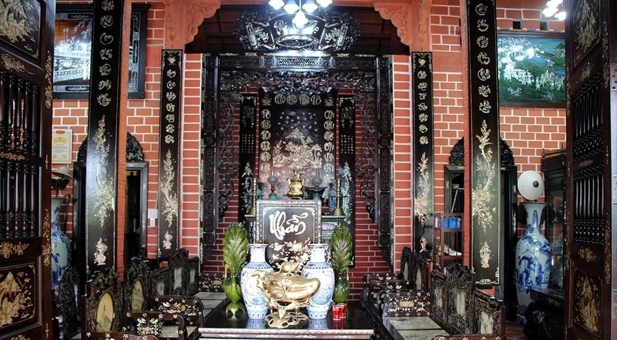 Đặc biệt, toàn bộ nội thất trong ngôi nhà gốm đều được làm bằng gỗ bên và gỗ gõ mật. Ảnh: Vietnamnet