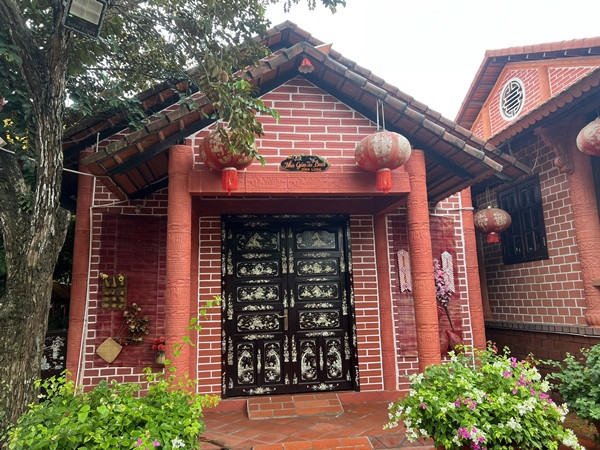 Không qua bất kỳ trường lớp nào về kiến trúc xây dựng nhưng nghệ nhân đã tự thiết kế bản vẽ xây dựng ngôi nhà và sáng tác những hoa văn đầy tính nghệ thuật trên mỗi cây cột, cây kèo.. Ảnh: Người lao động