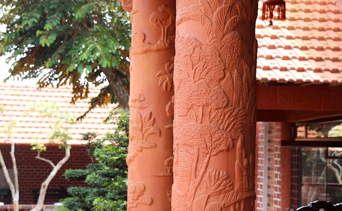  Ngôi nhà có diện tích 300m2, 3 gian nhà có những hàng cột gốm phía ngoài mái hiên chạm trổ hoa văn tỉ mỉ. Ảnh: Vietnamnet