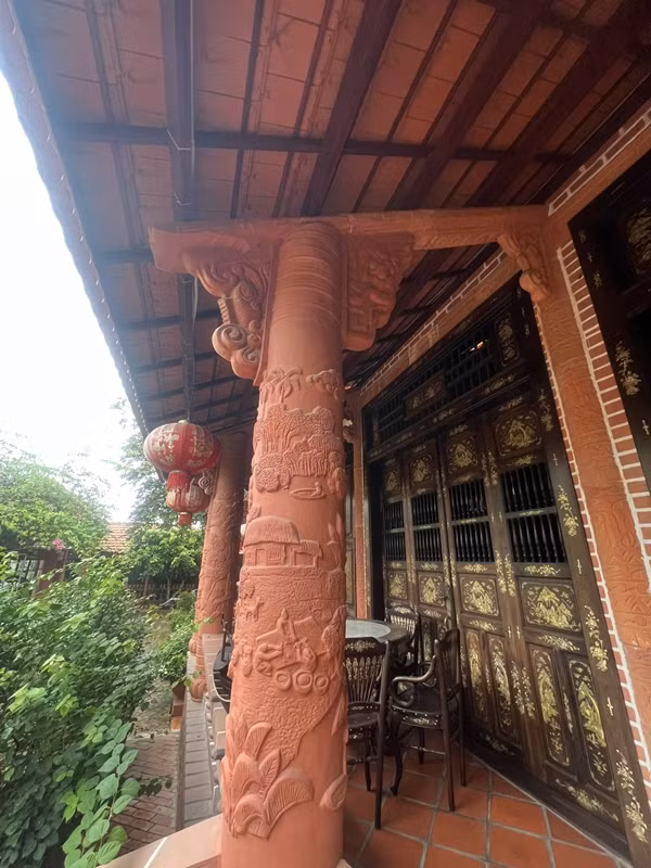 Bề mặt gốm trên các cây cột thiết kế hình ảnh làng quê xưa của Nam Bộ. Ảnh: Người lao động