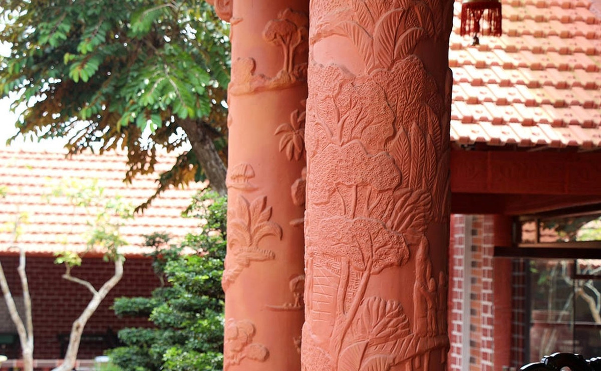  Ngôi nhà có diện tích 300m2, 3 gian nhà có những hàng cột gốm phía ngoài mái hiên chạm trổ hoa văn tỉ mỉ. Ảnh: Vietnamnet