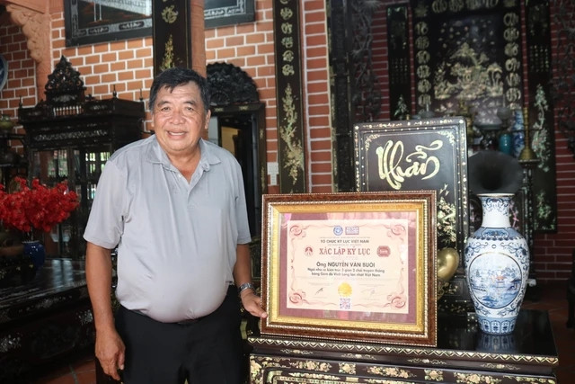 Ông Nguyễn Văn Buôi (ngụ phường 5, TP Vĩnh Long) là một doanh nhân gốm đỏ nổi tiếng Vĩnh Long. Ông là chủ nhân của ngôi nhà gốm đỏ lớn nhất Việt Nam. Ảnh: Người lao động