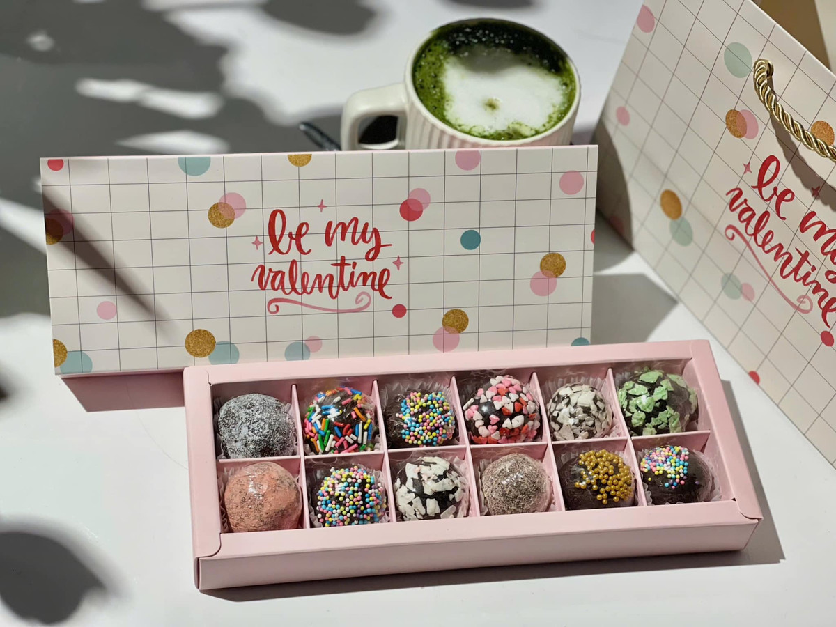 Người trẻ ồ ạt mua socola, cửa hàng “hốt bạc” mùa Valentine 2025 - Hình 2 Nguoi tre o at mua socola, cua hang “hot bac” mua Valentine 2025-Hinh-2