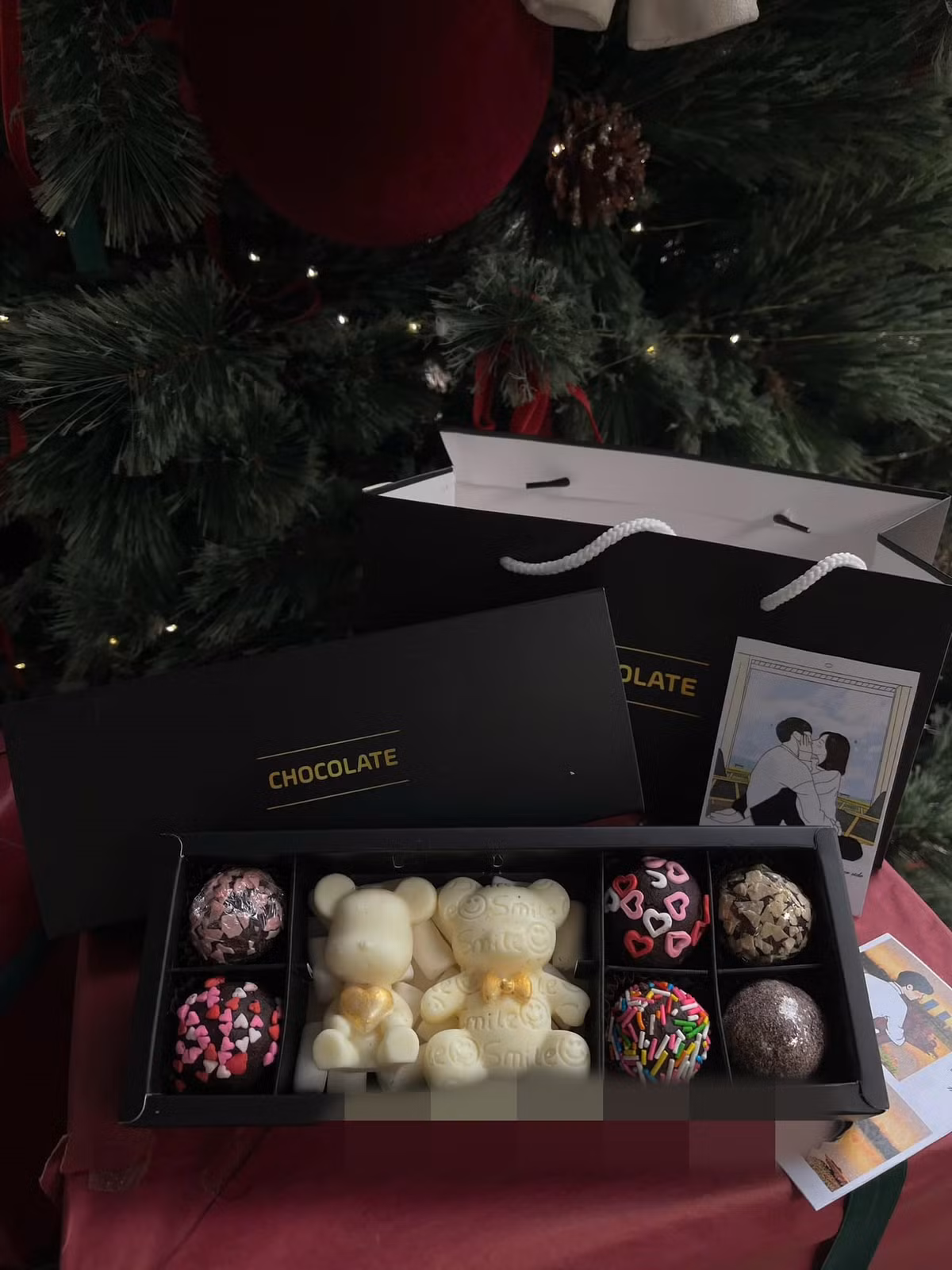 Nguoi tre o at mua socola, cua hang “hot bac” mua Valentine 2025