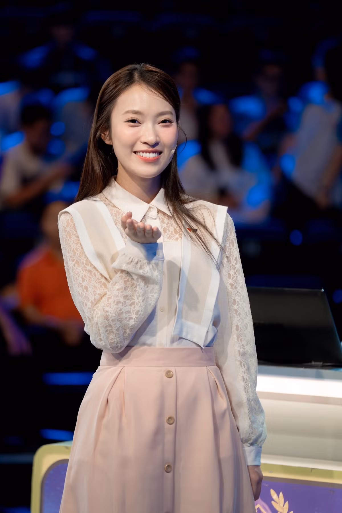 Sau đó, Khánh Vy cũng mua một mảnh đất tặng bố mẹ khi chỉ mới 19 tuổi. Ảnh: FB Khánh Vy