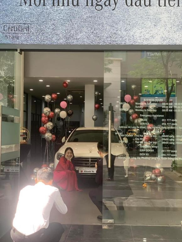 Tháng 10/2023, cư dân mạng xôn xao trước clip ghi lại khoảnh khắc Khánh Vy xuất hiện ở buổi lễ bàn giao xe mới. Ảnh chụp màn hình