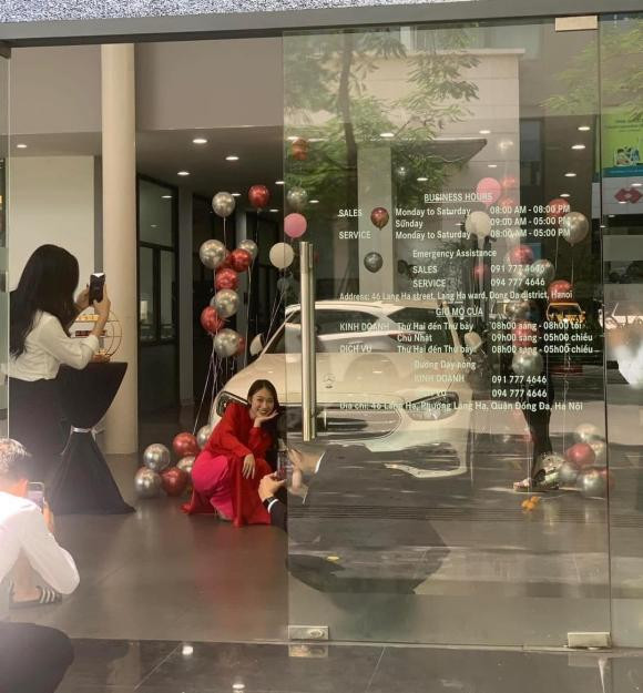 Qua đoạn video, nhiều người nhận ra vóc dáng quen thuộc của nữ MC bên một chiếc Mercedes E200 Exclusive, gắn biển tên Khánh Vy. Được biết, chiếc xế hộp có giá bán khoảng 2,54 tỷ đồng. Ảnh chụp màn hình