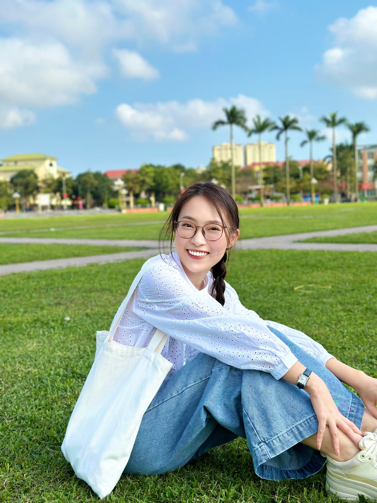 Ngoài ra, cô nàng cũng sẵn sàng chi số tiền cả trăm triệu đồng cho những chiếc túi xách đến từ các thương hiệu nổi tiếng như Gucci, Chanel, Dior....Ảnh: FB Khánh Vy