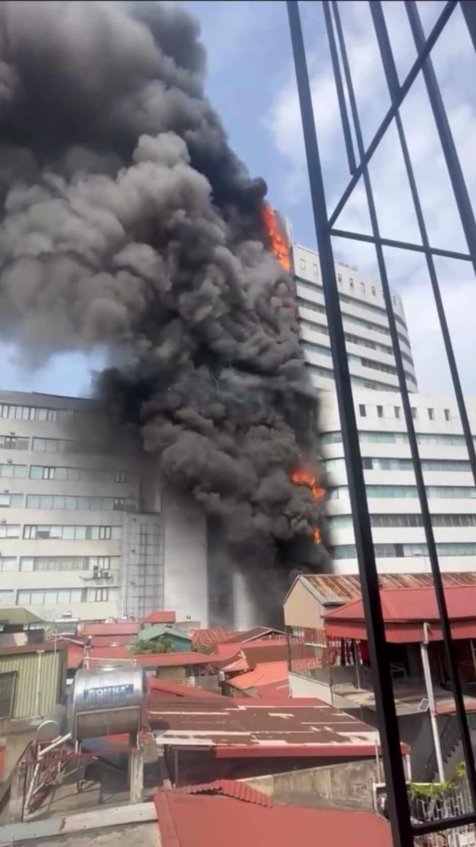 Hà Nội: Cháy lớn tại tòa nhà 18 tầng ở Thái Hà Ha Noi: Chay lon tai toa nha 18 tang o Thai Ha