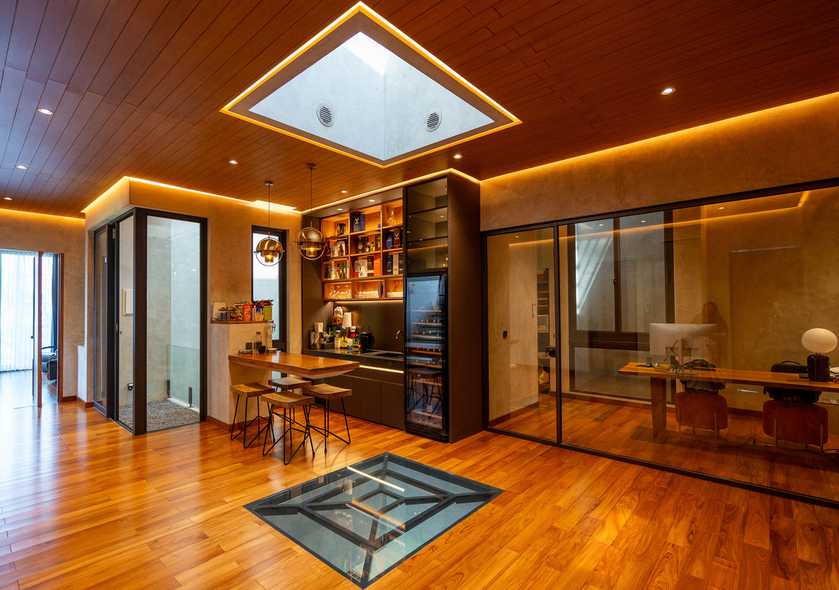 Khu vực dịch vụ có lối vào riêng biệt nằm ở phía sau nhà và tầng lửng được tích hợp với phòng tập thể dục. Ảnh: KIE Arch