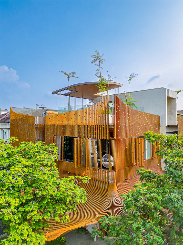 Cây cối xung quanh mang lại hiệu quả làm mát cho ngôi nhà hướng Tây. Ảnh: KIE Arch