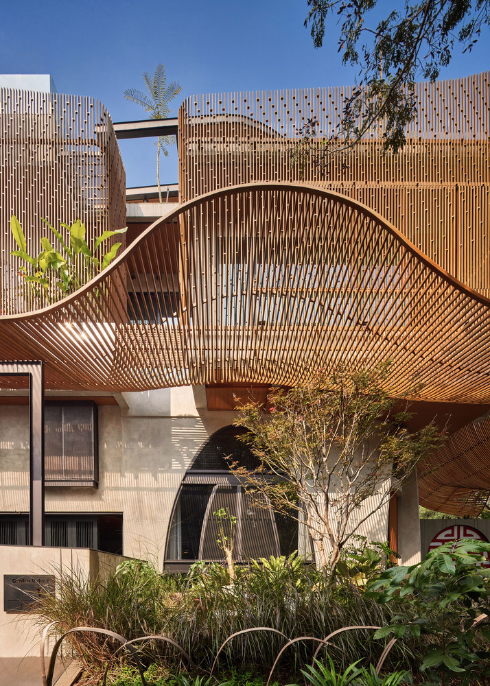 Mái che bằng thép cũng bảo vệ cây cối xung quanh khỏi ánh nắng mặt trời quá mức, đồng thời tạo sự chuyển tiếp mềm mại, liền mạch. Ảnh: KIE Arch