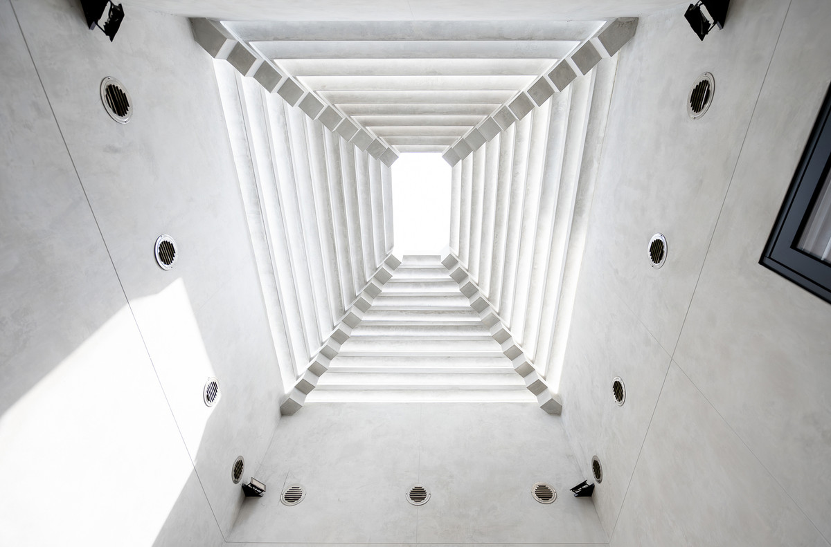 Trần nhà cao và giếng trời giúp tối ưu hóa ánh sáng tự nhiên. Ảnh: KIE Arch