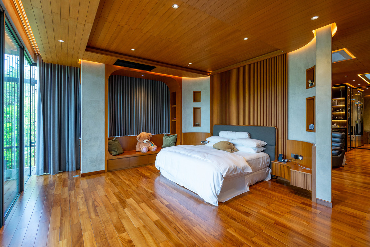 Phòng ngủ cũng có sự kết nối với không gian bên ngoài cửa kính. Ảnh: KIE Arch