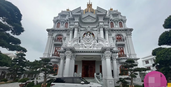 Mới đây, cộng đồng mạng không khỏi xôn xao trước một tòa lâu đài đồ sộ ở Hải Dương. Ảnh: A&amp;T Rose