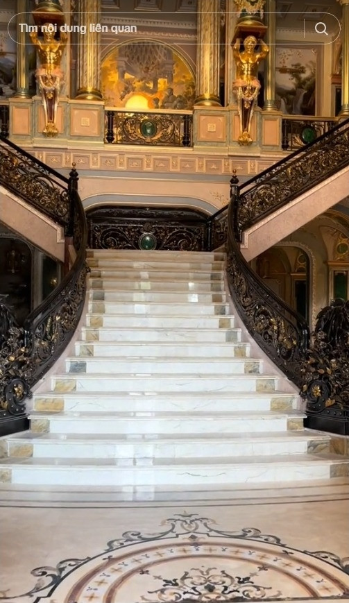 Bước qua cửa gỗ là không gian rộng lớn, xa hoa với cầu thang lớn kết nối các tầng trong tòa lâu đài. Ảnh: @congductiendat