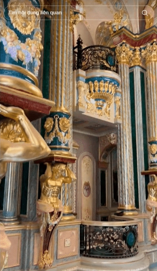 Mái vòm điểm xuyết các tác phẩm nghệ thuật với nhiều chi tiết chạm trổ mạ vàng, chính giữa là chiếc đèn chùm "khổng lồ"...Ảnh: @congductiendat