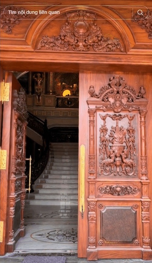 Cửa chính vào nhà bằng gỗ được chạm khắc tinh xảo đến từng cm. Ảnh: @congductiendat