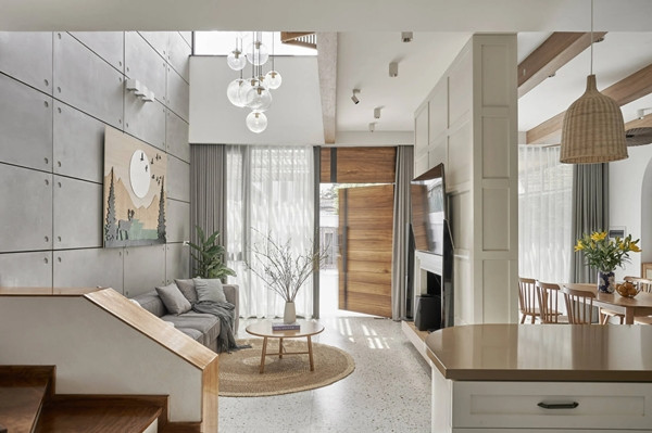 Phòng khách không quá rộng nhưng được bài trí hợp lý, sử dụng gam màu xám, trắng và gỗ chủ đạo. Ảnh: Wuyhoang