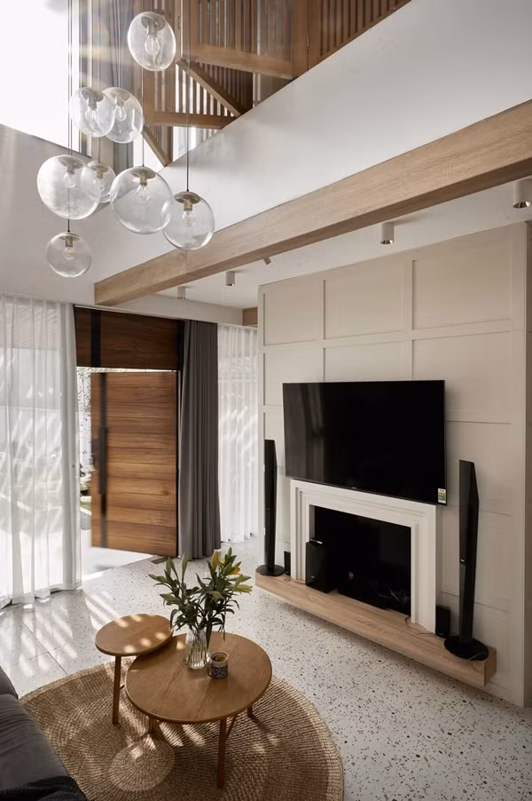 Gỗ công nghiệp kết hợp sàn gạch vân Terrazzo trắng pha họa tiết sắc màu khiến không gian vừa lạ mắt, vừa có tính thẩm mỹ cao. Ảnh: Wuyhoang