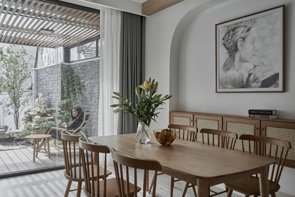 Theo đó, kiến trúc sư ưu tiên việc mở rộng và kết nối không gian bằng cách ứng dụng phương án vượt nhịp lưới cột 7m2, giúp TT House luôn thoáng rộng, không bị tách biệt bởi lưới cột hay bất kỳ mảng tường nào. Ảnh: Wuyhoang