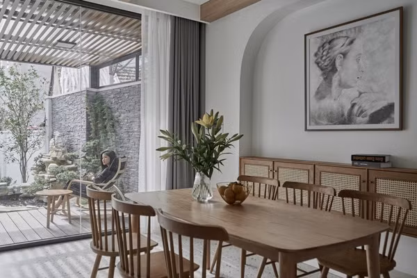 Theo đó, kiến trúc sư ưu tiên việc mở rộng và kết nối không gian bằng cách ứng dụng phương án vượt nhịp lưới cột 7m2, giúp TT House luôn thoáng rộng, không bị tách biệt bởi lưới cột hay bất kỳ mảng tường nào. Ảnh: Wuyhoang