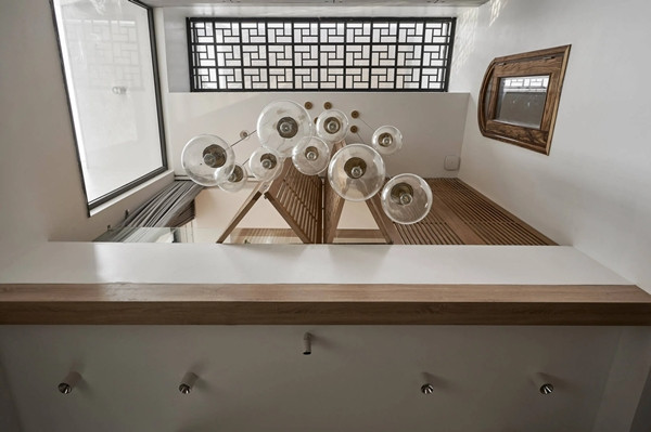 Khoảng thông tầng là nét trang trí thú vị, lạ mắt với những bóng đèn hiện đại. Ảnh: Wuyhoang