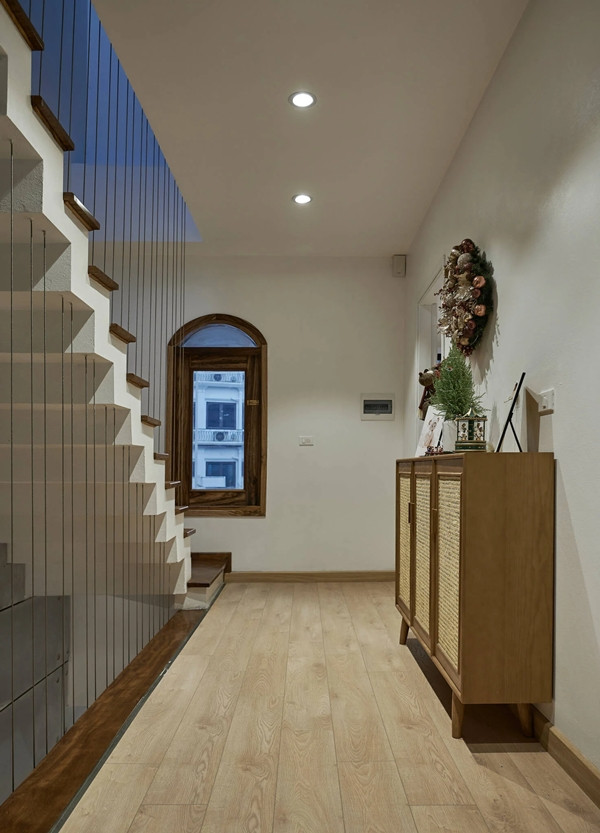 Thay vì hệ lan can truyền thống, cầu thang sử dụng hệ cáp treo căng cứng từ tầng 1 xuyên suốt lên tầng 3 giúp tiết kiệm diện tích. Ảnh: Wuyhoang