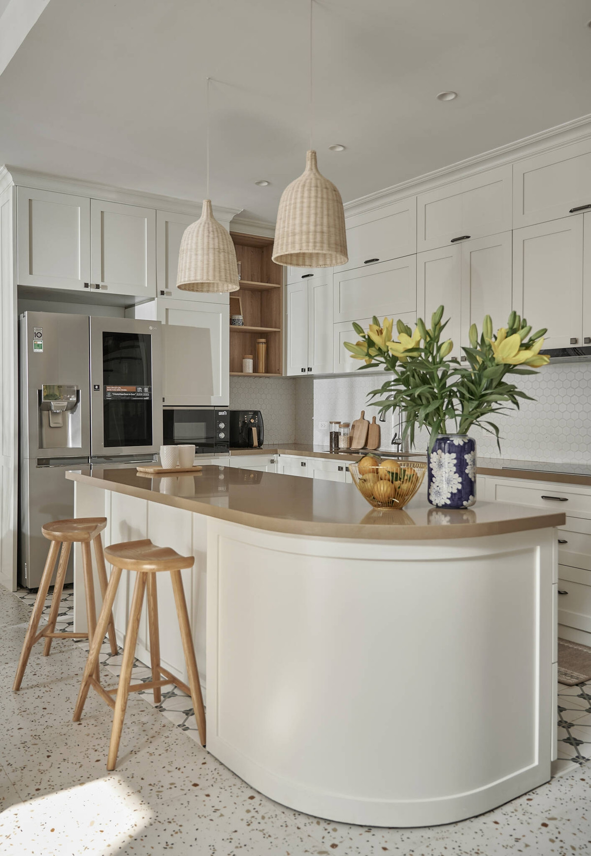 Phòng bếp đầy đủ tiện nghi, đậm chất Scandinavian. Ảnh: Wuyhoang