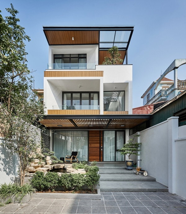 Tọa lạc tại ngõ 06 trong làng Miêu Nha (Hà Nội), TT House là nơi sinh sống của gia đình 3 thế hệ gồm ông bà, bố mẹ và cậu con trai nhỏ. Ảnh: Wuyhoang