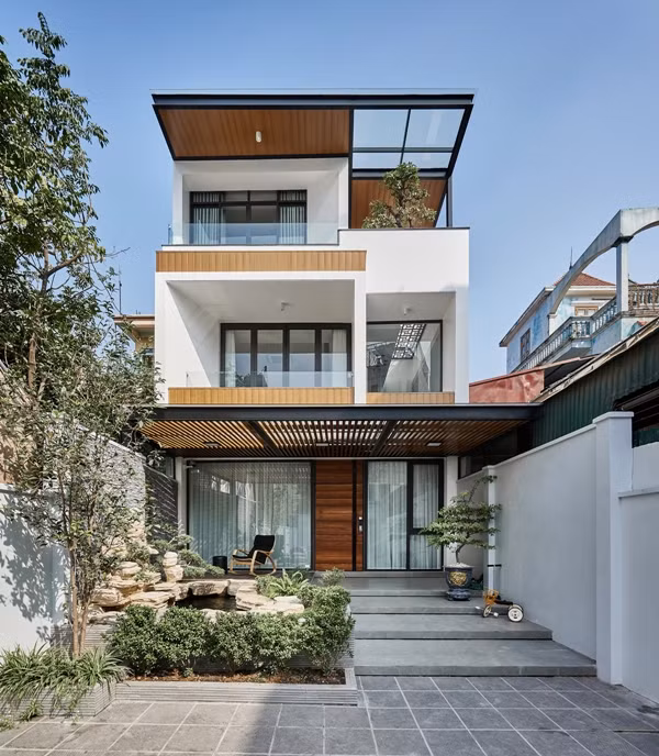 Tọa lạc tại ngõ 06 trong làng Miêu Nha (Hà Nội), TT House là nơi sinh sống của gia đình 3 thế hệ gồm ông bà, bố mẹ và cậu con trai nhỏ. Ảnh: Wuyhoang