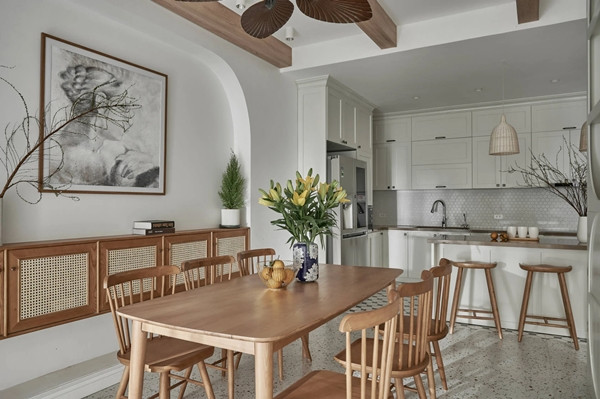 Bếp và bàn ăn bố trí cạnh phòng khách. Ảnh: Wuyhoang