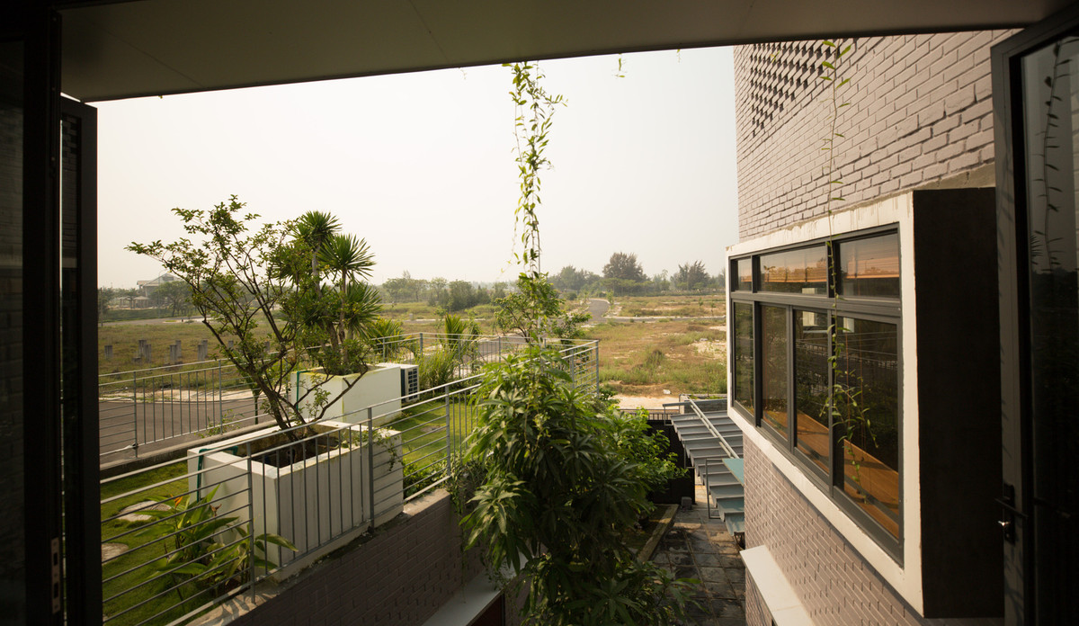 Gia chủ mong muốn có một căn nhà hiện đại trong khi vẫn giữ được sự gần gũi với kiến trúc làng quê truyền thống. Ảnh: Kiến trúc sư Hồ Khuê