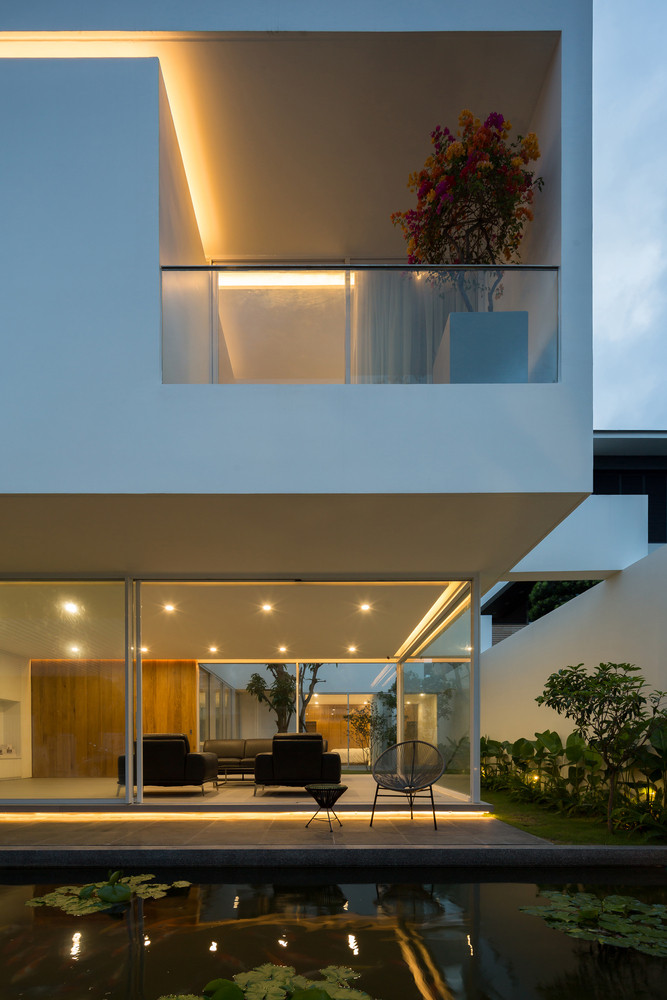 Ngôi nhà lung linh hơn vào buổi tối. Ảnh: Hoàng Lê