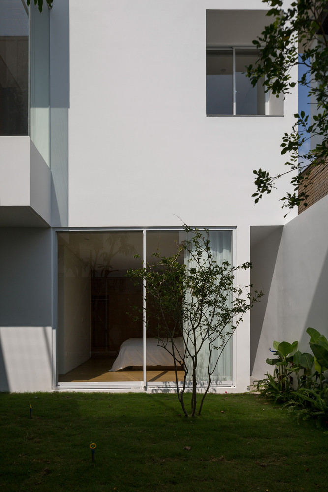 Kiến trúc sư dành 1/5 diện tích ngôi nhà cho khu vườn trung tâm để tất cả các không gian đều hướng ra vườn. Ảnh: Hoàng Lê