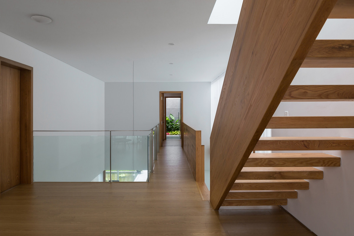 Không gian sáng sủa, vật liệu hiện đại và nội thất gỗ tối giản đã tạo bầu không khí thư giãn. Ảnh: Hoàng Lê