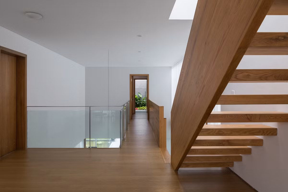 Không gian sáng sủa, vật liệu hiện đại và nội thất gỗ tối giản đã tạo bầu không khí thư giãn. Ảnh: Hoàng Lê