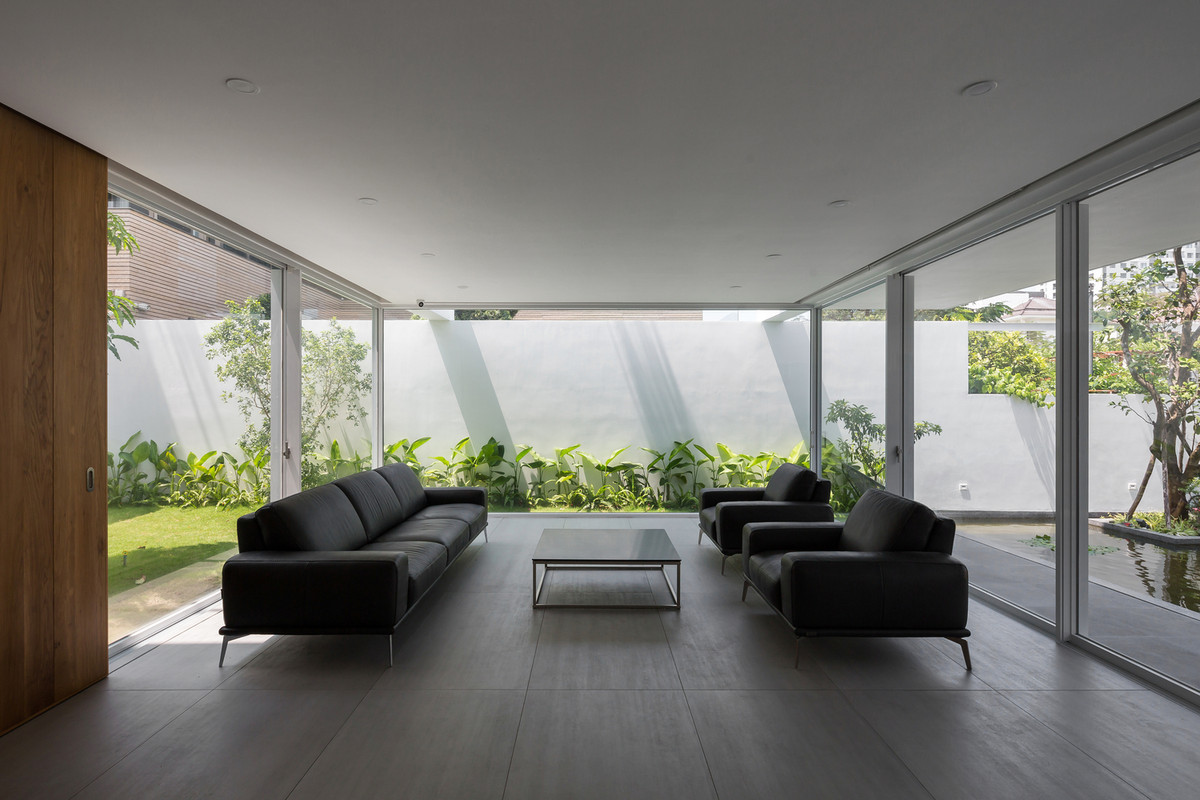 Phòng khách với kết cấu thả cột và vách kính trượt khẩu độ lớn giúp mở rộng tầm nhìn. Ảnh: Hoàng Lê