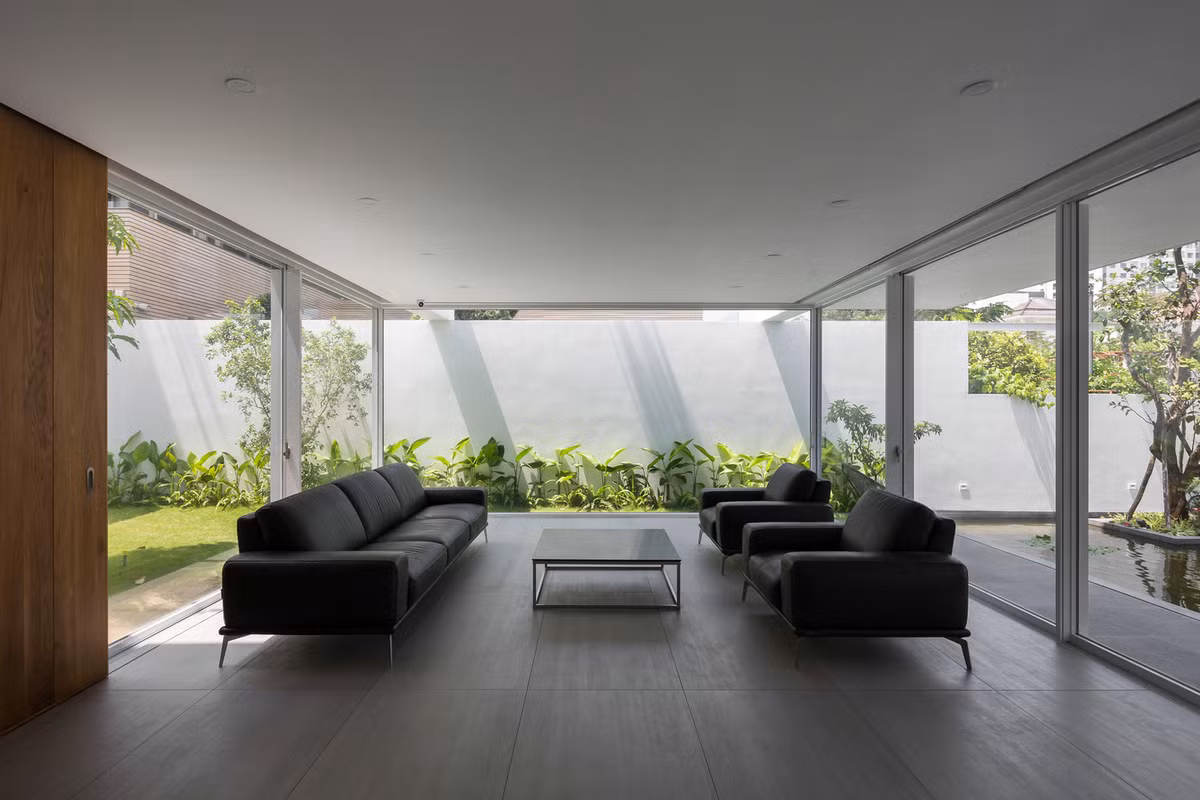 Phòng khách với kết cấu thả cột và vách kính trượt khẩu độ lớn giúp mở rộng tầm nhìn. Ảnh: Hoàng Lê