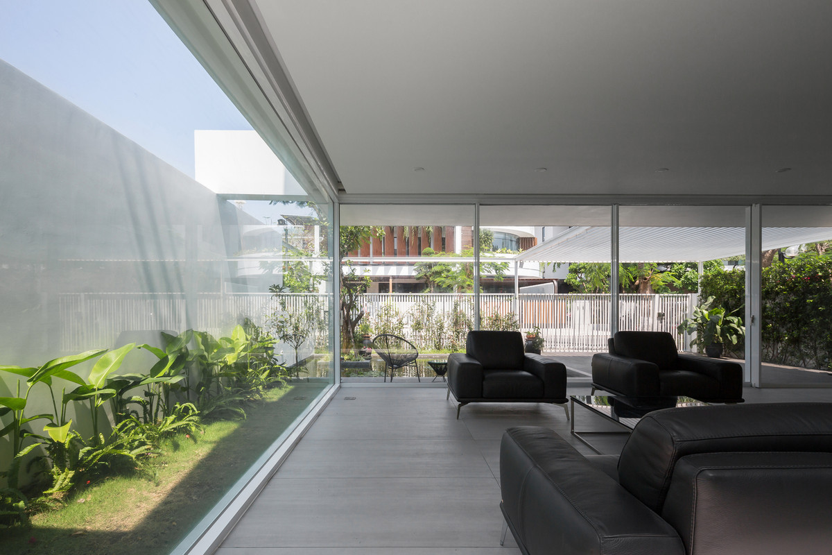 Giải pháp là chia nhỏ kiến trúc đưa sân vườn, hồ nước xen kẽ vào căn nhà giúp các thành viên trong gia đình tiếp xúc với thiên nhiên nhiều nhất. Ảnh: Hoàng Lê