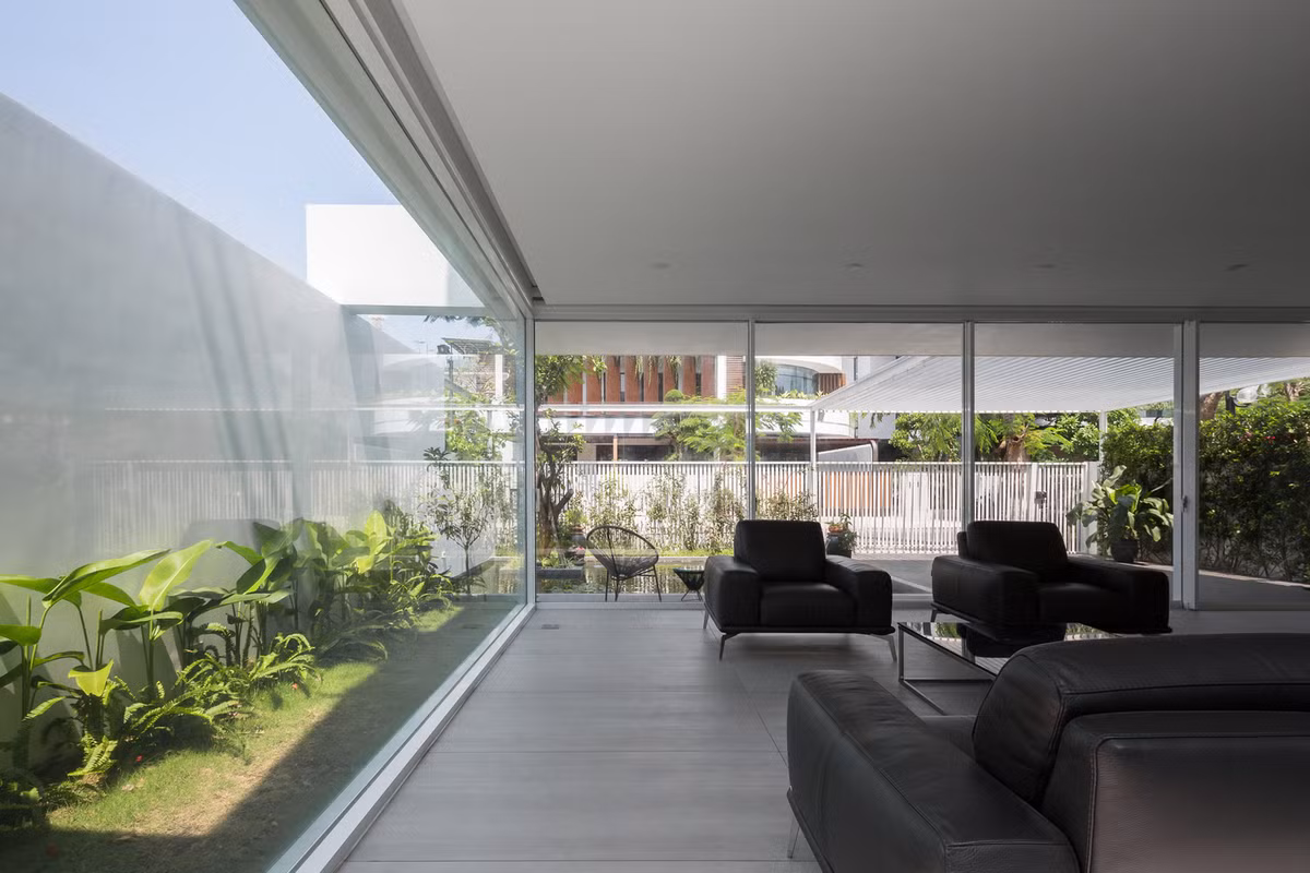 Giải pháp là chia nhỏ kiến trúc đưa sân vườn, hồ nước xen kẽ vào căn nhà giúp các thành viên trong gia đình tiếp xúc với thiên nhiên nhiều nhất. Ảnh: Hoàng Lê