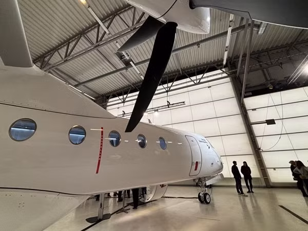 Pin dùng trên máy bay điện X1 được phát triển bởi BAE Systems. Nếu sử dụng máy phát turbin ở độ cao hành trình, máy bay có thể tăng tầm bay lên 400 km. Ảnh: Heartaerospace