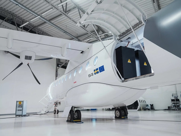 Nhờ 4 động cơ cánh quạt điện, máy bay có thể chở 30 hành khách và di chuyển 200 km chỉ sau 30 phút sạc pin. Ảnh: Heartaerospace