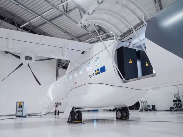 Nhờ 4 động cơ cánh quạt điện, máy bay có thể chở 30 hành khách và di chuyển 200 km chỉ sau 30 phút sạc pin. Ảnh: Heartaerospace