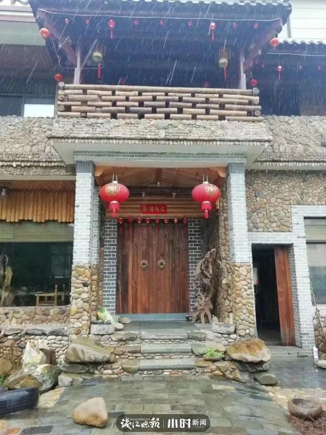 Người đàn ông “nhặt” 60.000 viên đá xây biệt thự 6 tỷ Nguoi dan ong “nhat” 60.000 vien da xay biet thu 6 ty